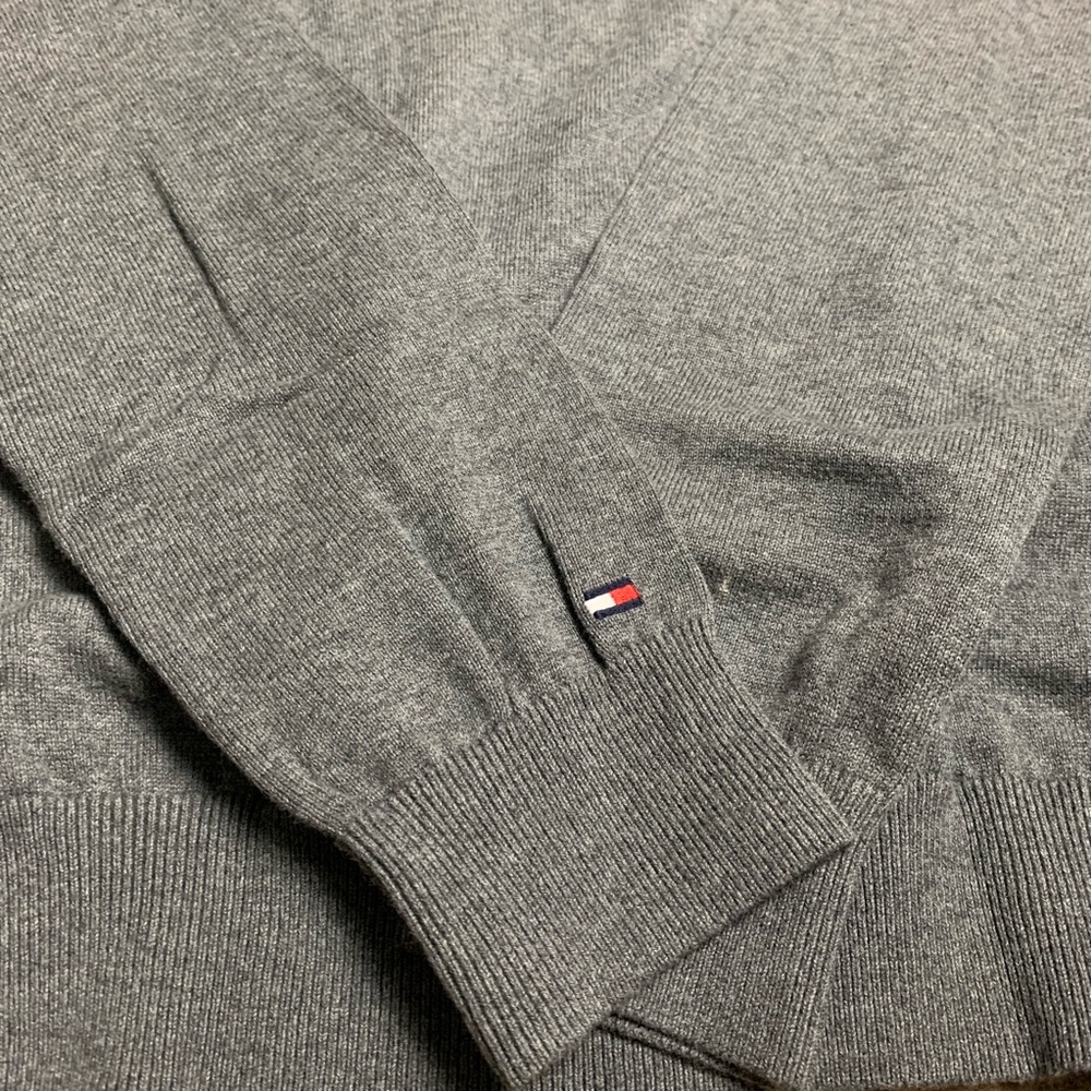🔥NWT🔥Gray Tommy Hilfiger Crewneck Sweater - Picture 5 of 5